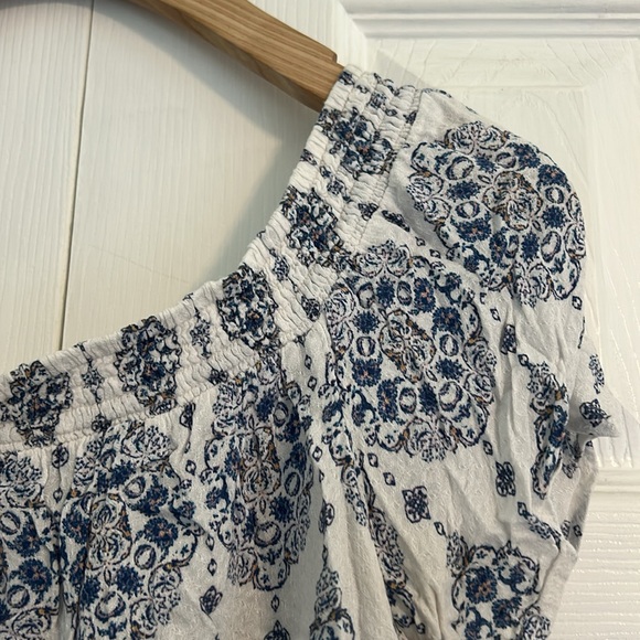 Elegant Blue and White Patterned Women's Top - Picture 2 of 5